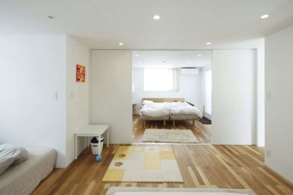 Cửa trượt thường được sử dụng trong phòng ngủ của Nhật Bản để mang đến sự riêng tư khi cần thiết và cho phép năng lượng lưu thông trong không gian nội thất khi mở ra