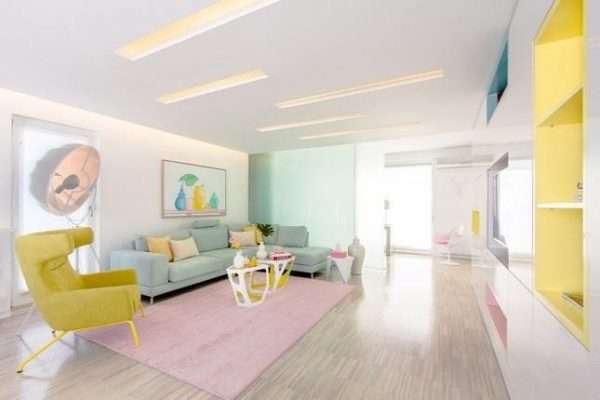 Để thiết kế nội thất phòng khách nhẹ nhàng và ngọt ngào theo gam màu pastel thì nên bắt đầu từ chiếc ghế sofa có màu sắc nhẹ dịu.